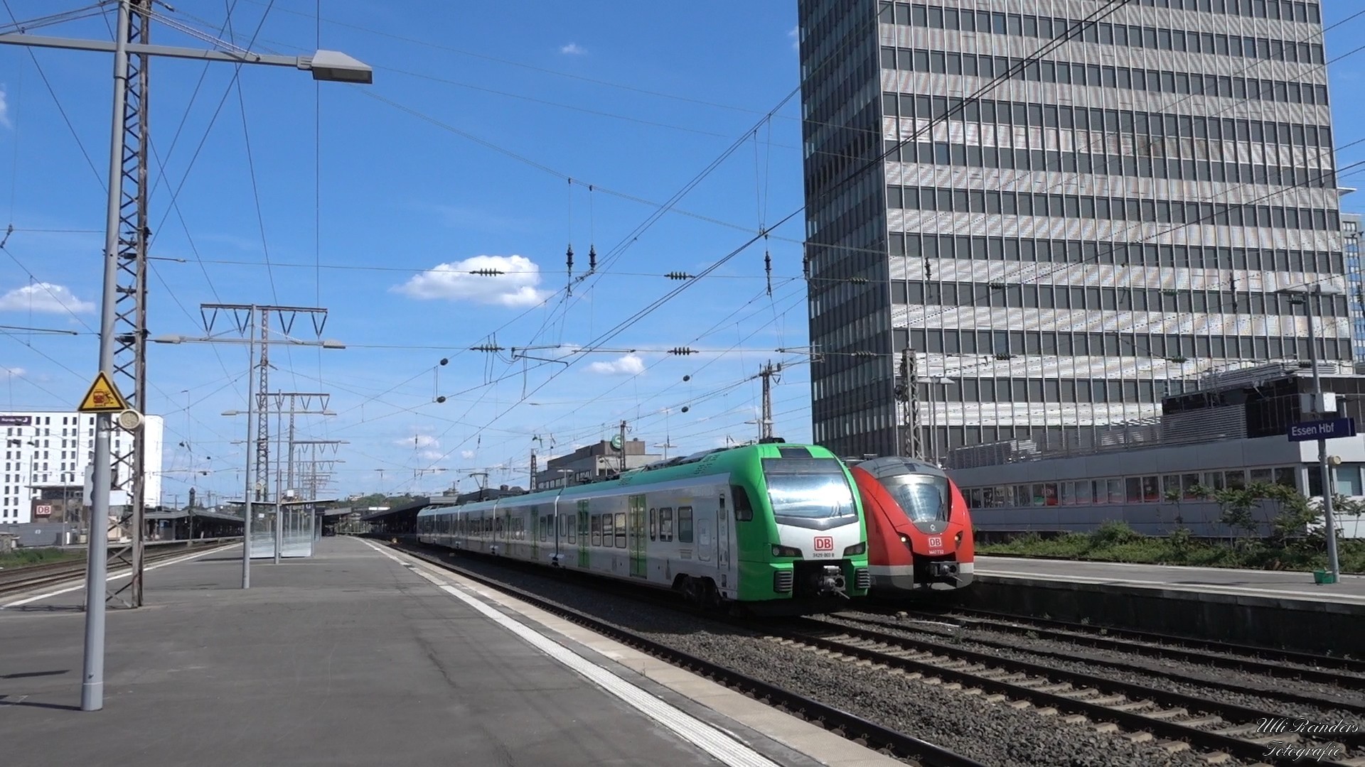 3429-003 (DB Regio S9) und 1440-732 RB33 Nebeneinander